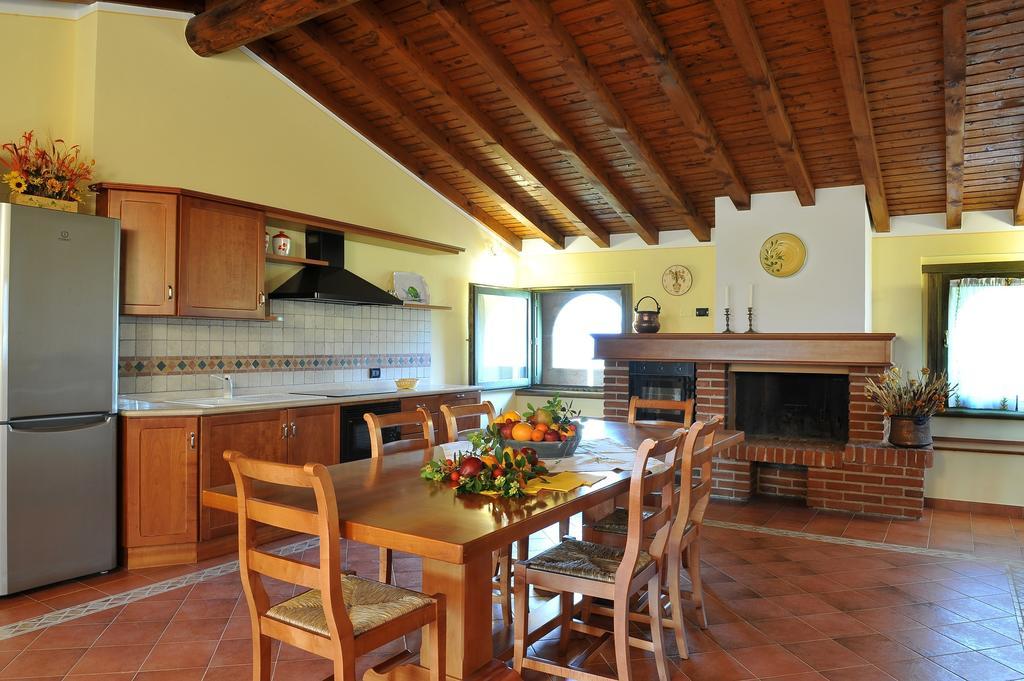 Olea Dei Holiday Apartments San Felice del Benaco Ruang foto